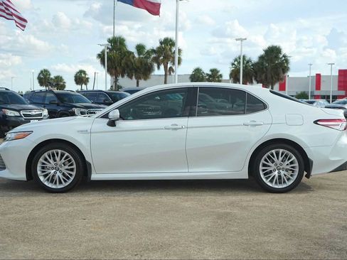 Used 2020 Toyota Camry XLE FWD image 3