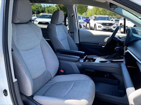 Used 2024 Toyota Sienna LE FWD image 8