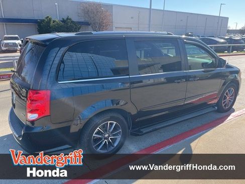 Used 2017 Dodge Grand Caravan SXT image 1