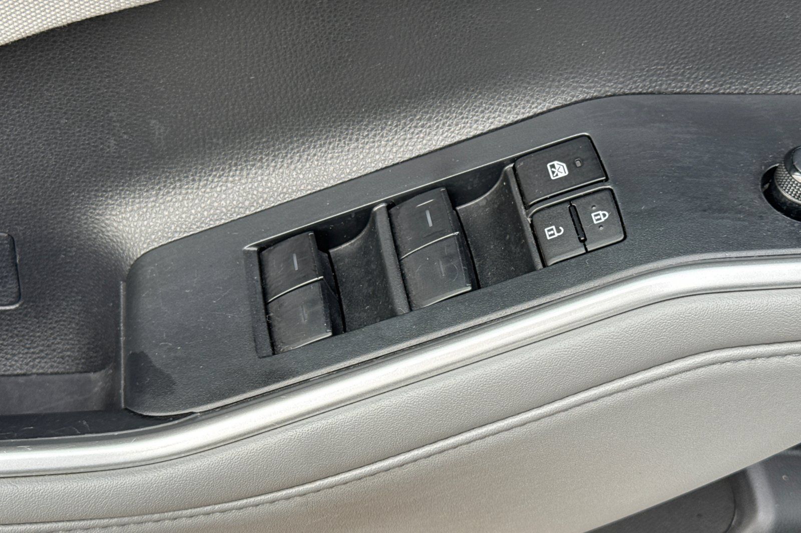 Used 2023 Toyota Highlander LE AWD/4WD image 14