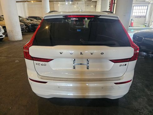 Certified 2022 Volvo XC60 B5 Momentum w/ Climate Package AWD/4WD image 3