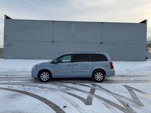 Used 2013 Chrysler Town & Country Touring image 4
