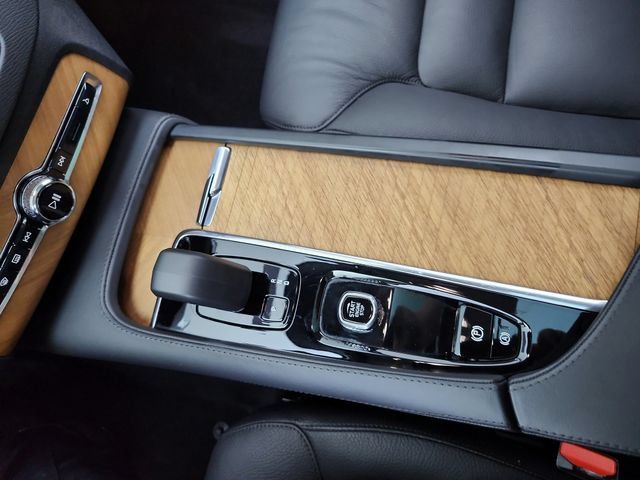 Certified 2025 Volvo XC90 T8 Plus w/ Protection Package Premier AWD/4WD image 32