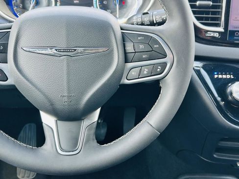 Used 2025 Chrysler Pacifica Select FWD image 18