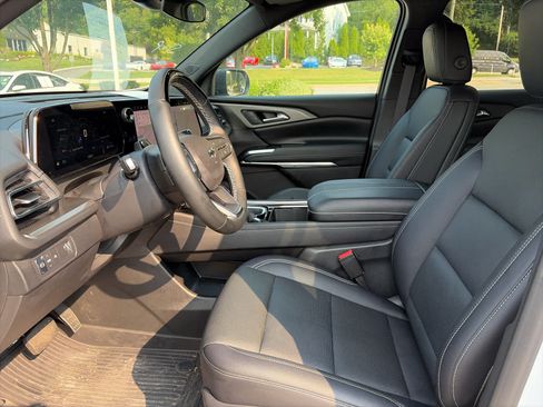 Used 2025 Chevrolet Traverse LT w/ Enhanced Driving Package FWD image 12