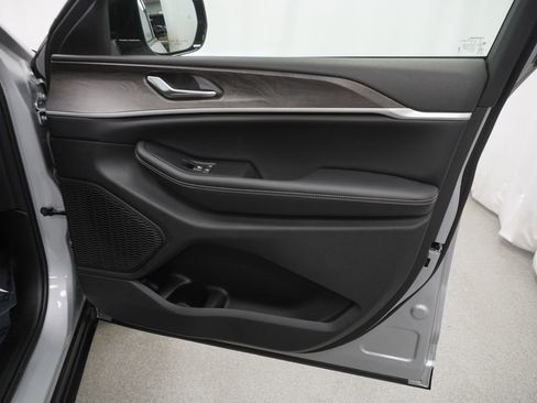 New 2026 Jeep Grand Cherokee Altitude AWD/4WD image 33