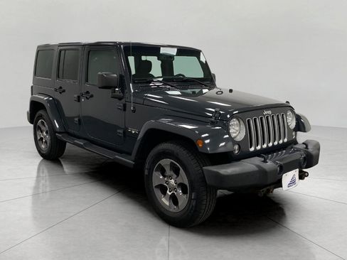 Used 2016 Jeep Wrangler Unlimited Sahara w/ Connectivity Group AWD/4WD image 28