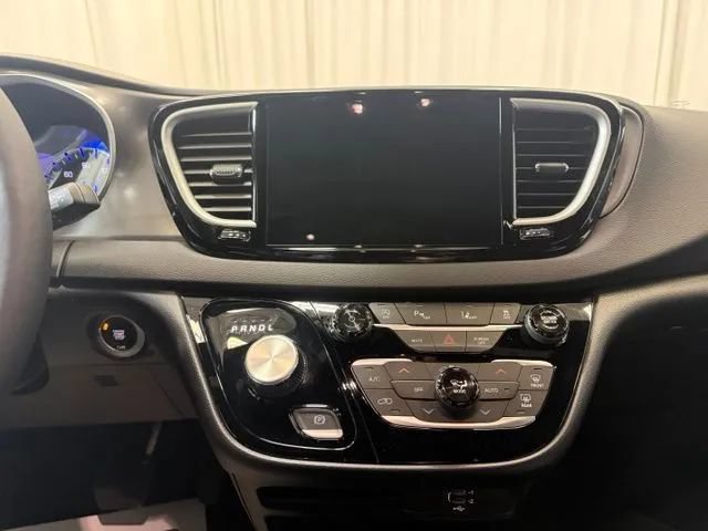 Used 2026 Chrysler Pacifica Select FWD image 17