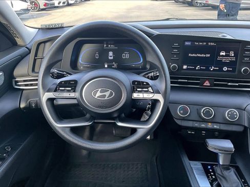 Used 2024 Hyundai Elantra SE image 8