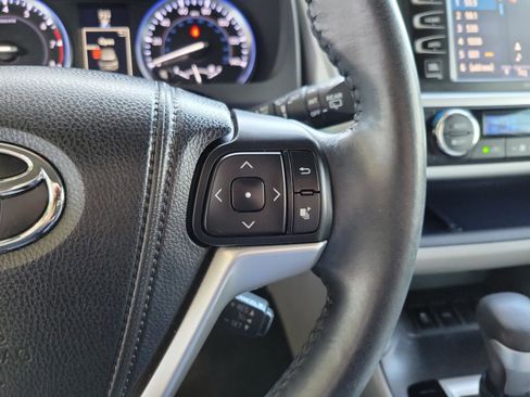 Used 2015 Toyota Highlander Limited image 25