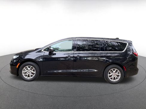 Used 2023 Chrysler Pacifica Touring-L image 4