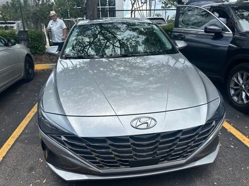 Used 2021 Hyundai Elantra Limited FWD image 2