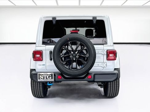 Used 2022 Jeep Wrangler Unlimited Sahara AWD/4WD image 5