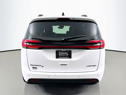 Used 2025 Chrysler Pacifica Limited FWD image 12