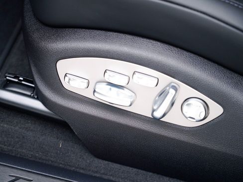 Certified 2026 Porsche Macan Turbo AWD/4WD image 16