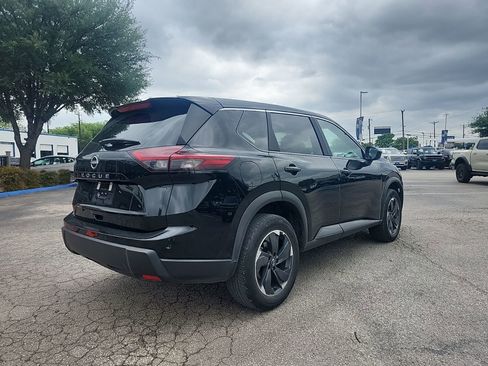 Used 2025 Nissan Rogue SV image 3