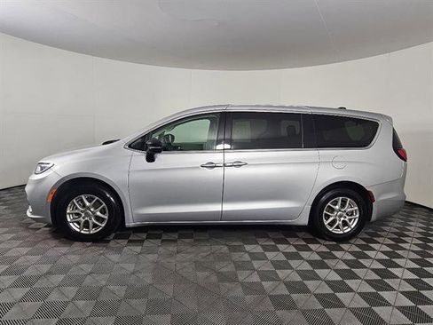 Used 2024 Chrysler Pacifica Touring-L image 8