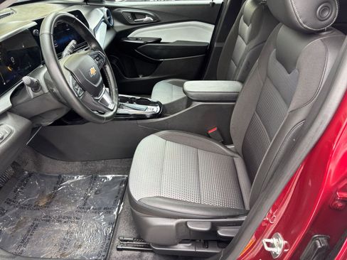 Used 2025 Chevrolet Trax LT w/ LT Convenience Package image 23