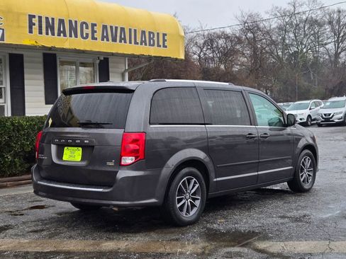 Used 2017 Dodge Grand Caravan SXT image 3