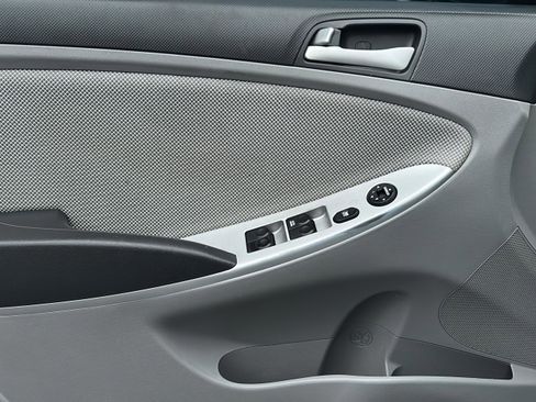 Used 2012 Hyundai Accent GLS image 36