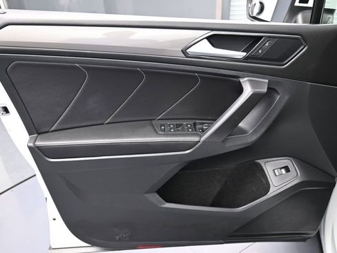 Used 2022 Volkswagen Tiguan SE image 12