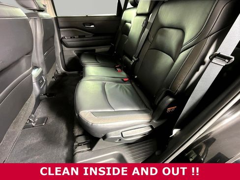 Used 2025 Nissan Pathfinder SL AWD/4WD image 21