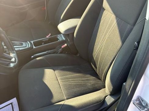 Used 2018 Ford Focus SE w/ Cold Weather Package FWD image 10