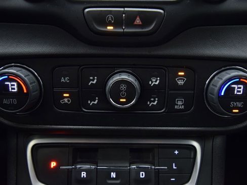 Used 2024 GMC Terrain SLT image 30