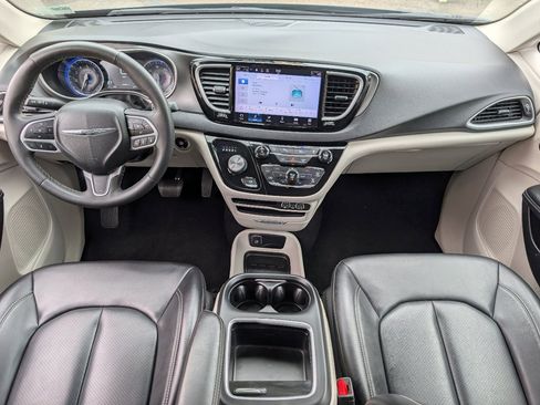 Used 2023 Chrysler Pacifica Touring-L FWD image 4
