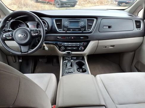 Used 2016 Kia Sedona LX w/ LX Convenience Package image 17