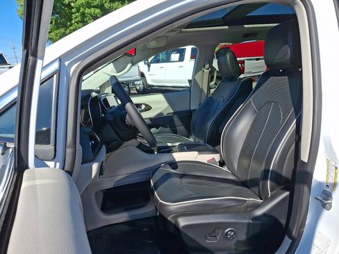 Used 2024 Chrysler Pacifica Limited FWD image 14