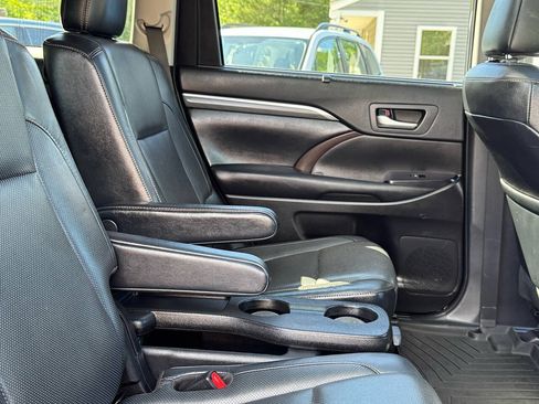 Used 2019 Toyota Highlander Limited Platinum AWD/4WD image 18
