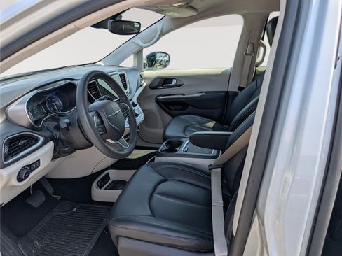 Used 2024 Chrysler Pacifica Touring-L FWD image 16