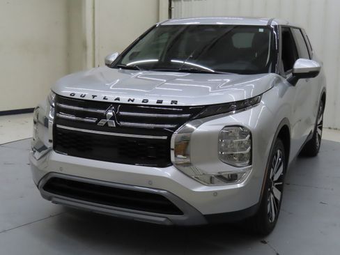 New 2025 Mitsubishi Outlander SE image 7