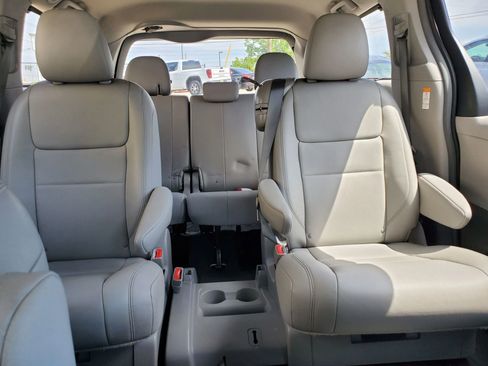 Used 2017 Toyota Sienna XLE w/ XLE Navigation Package FWD image 27