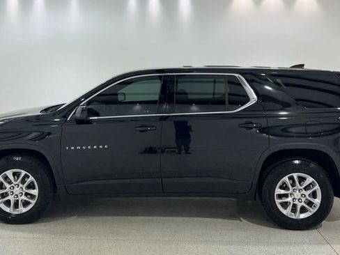 Used 2022 Chevrolet Traverse LS FWD image 2