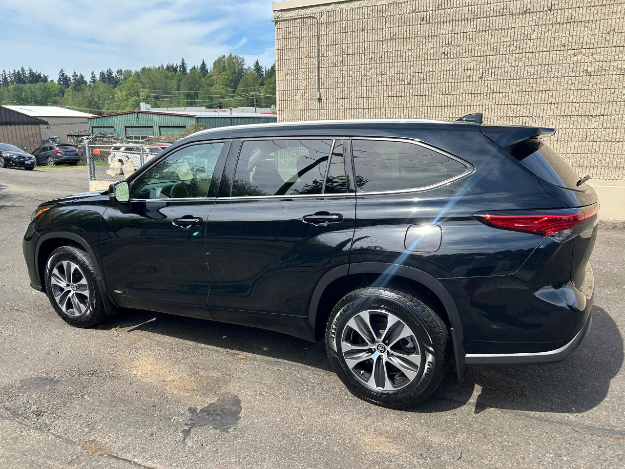 Used 2022 Toyota Highlander XLE AWD/4WD image 7