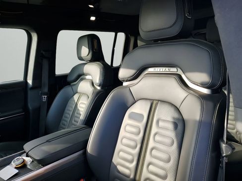 Used 2023 Rivian R1S Adventure image 30