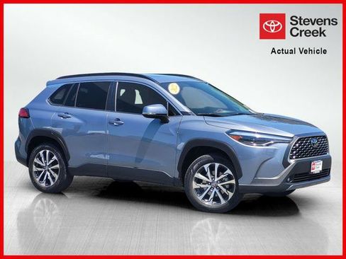 Certified 2022 Toyota Corolla Cross XLE w/ Convenience Package FWD image 1