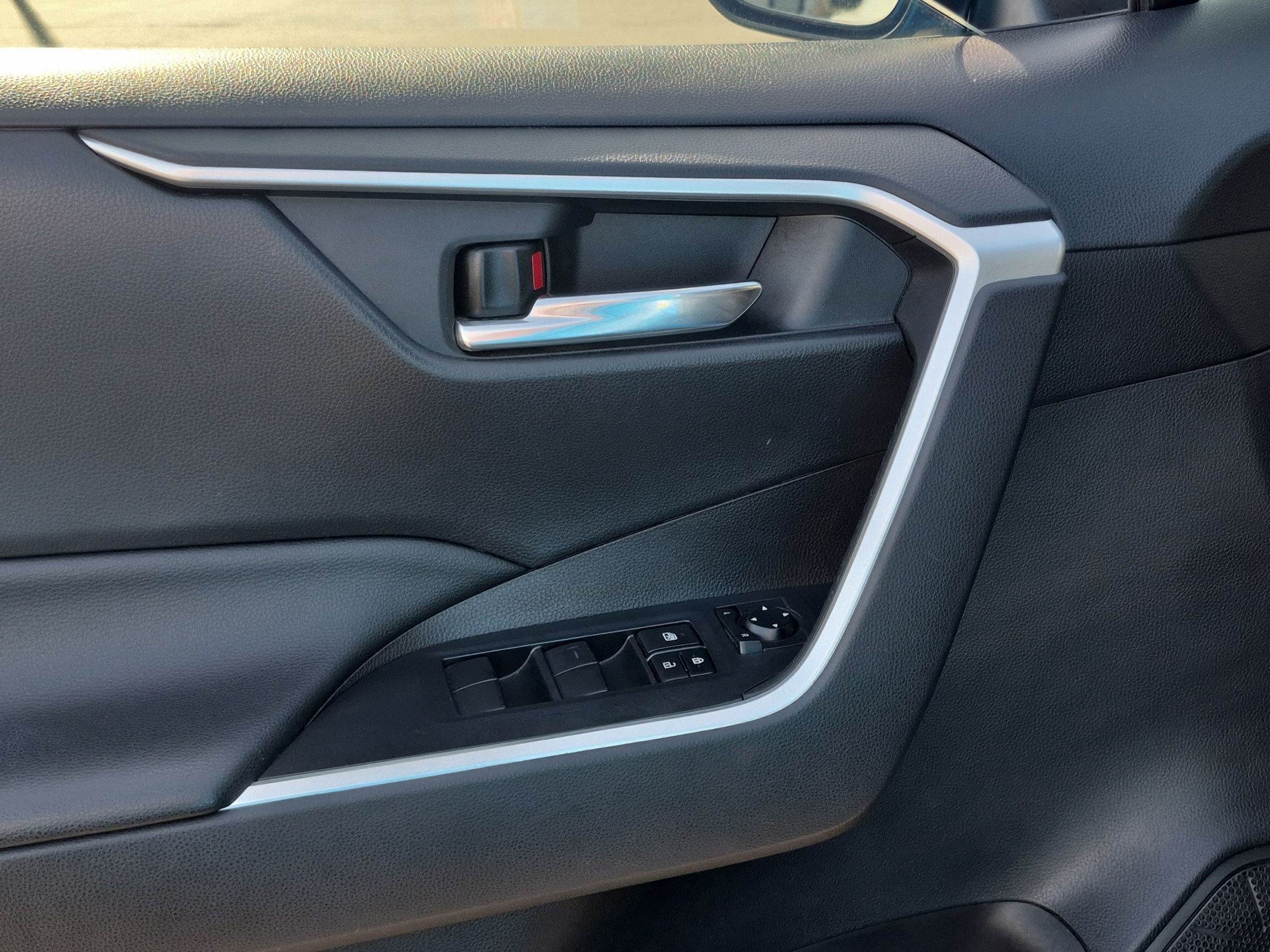 Used 2021 Toyota RAV4 XLE FWD image 11