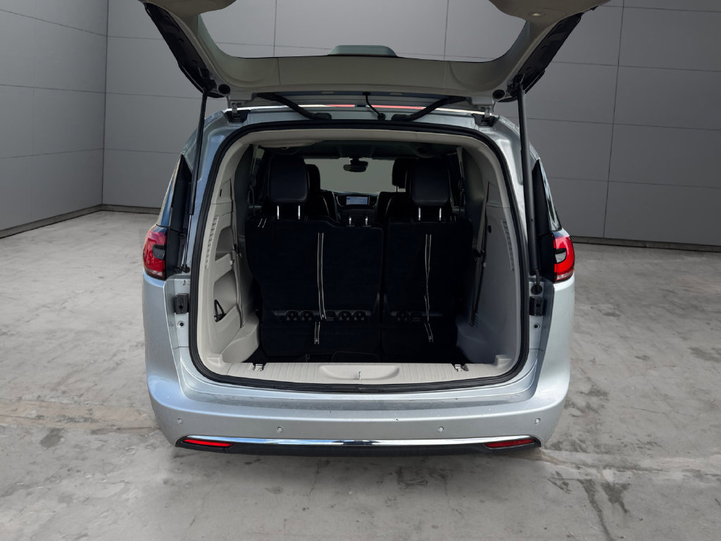 Used 2024 Chrysler Pacifica Touring-L FWD image 19