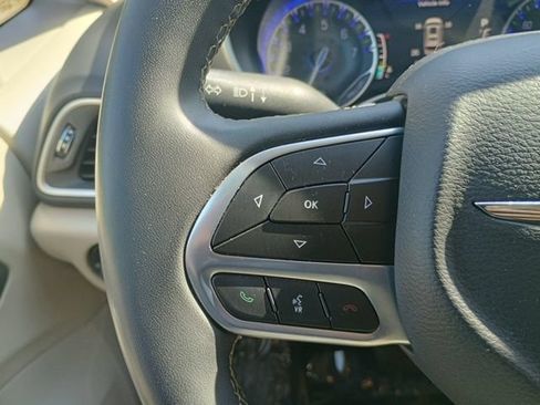 Used 2023 Chrysler Pacifica Touring-L FWD image 26