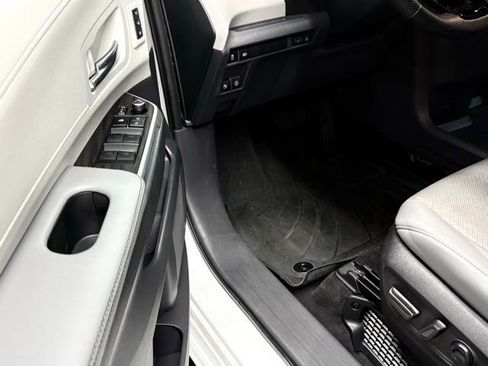 Used 2022 Toyota Sienna Limited image 13