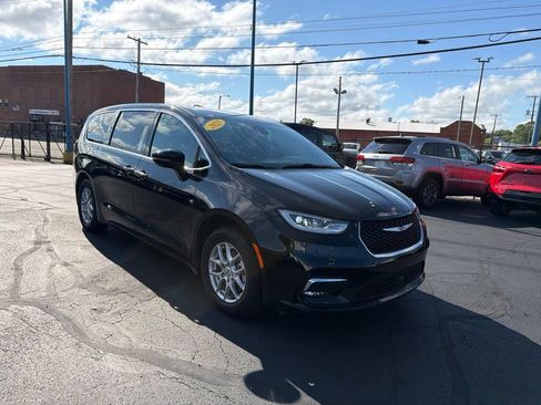 Used 2025 Chrysler Pacifica Select FWD image 1
