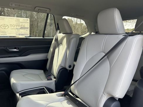 New 2026 Toyota Grand Highlander XLE image 9