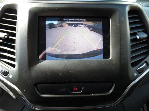 Used 2019 Jeep Cherokee Latitude Plus w/ Cold Weather Group image 16