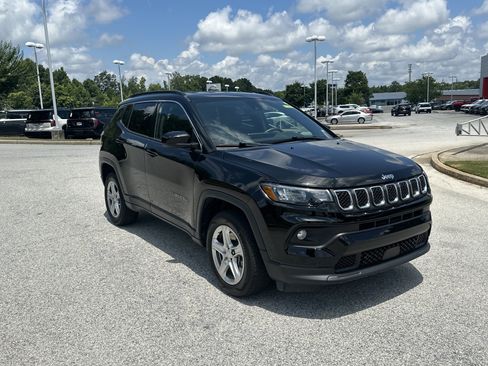 Used 2024 Jeep Compass Latitude AWD/4WD image 3