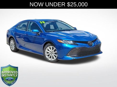 Used 2019 Toyota Camry LE w/ Convenience Package FWD image 1