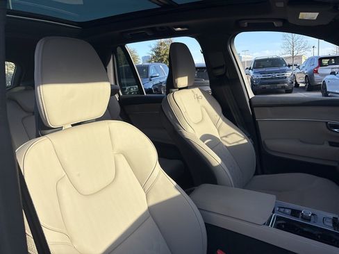 Used 2025 Volvo XC90 B6 Plus image 13