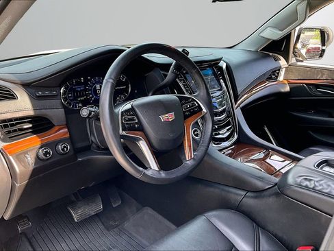 Used 2017 Cadillac Escalade ESV Luxury AWD/4WD image 17